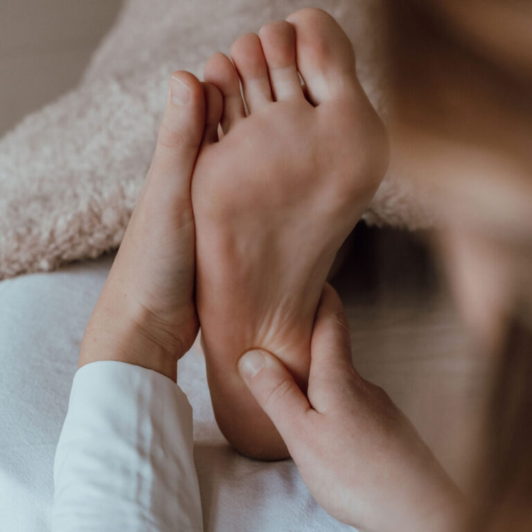 Welke klachten kan voetreflexologie helpen verlichten? Ontdek de oplossing voor jouw pijn!